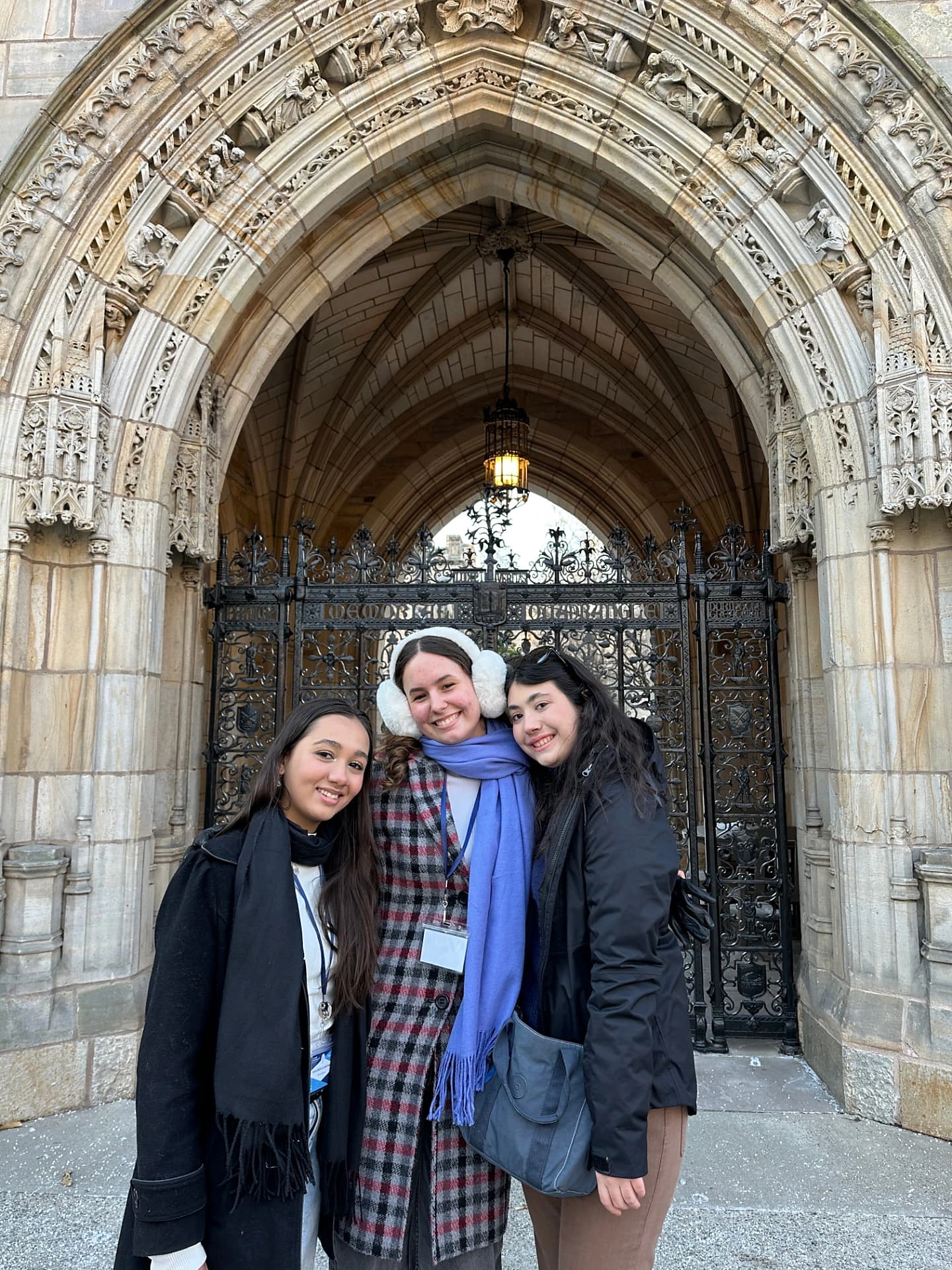 Delegadas no Memorial Gate, campus de Yale